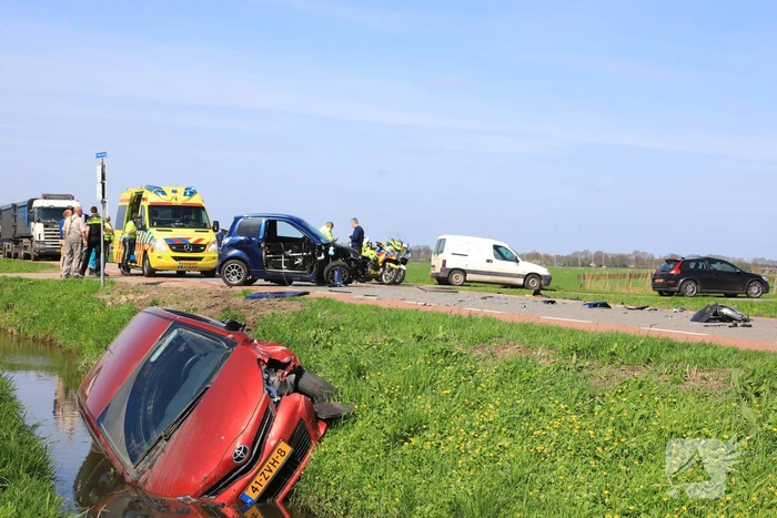 Auto te water na ongeval met brommobiel