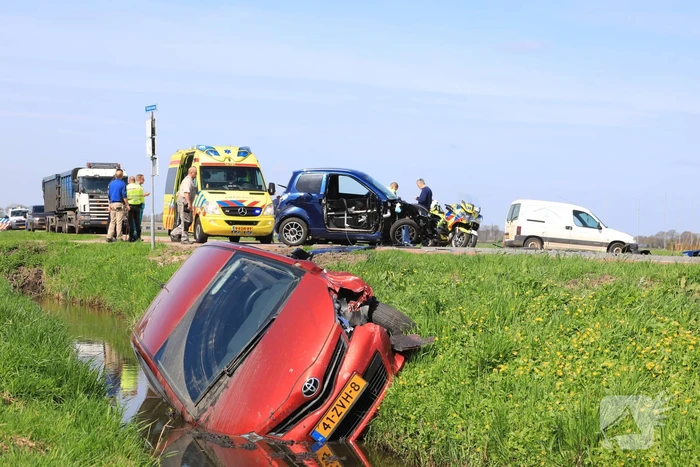 Auto te water na ongeval met brommobiel
