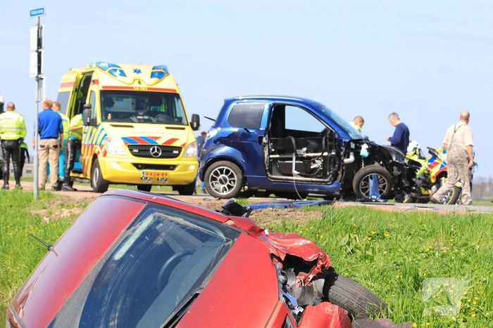 Auto te water na ongeval met brommobiel