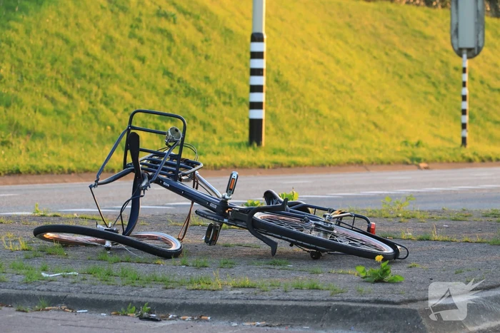 Overstekende fietsster aangereden door motor