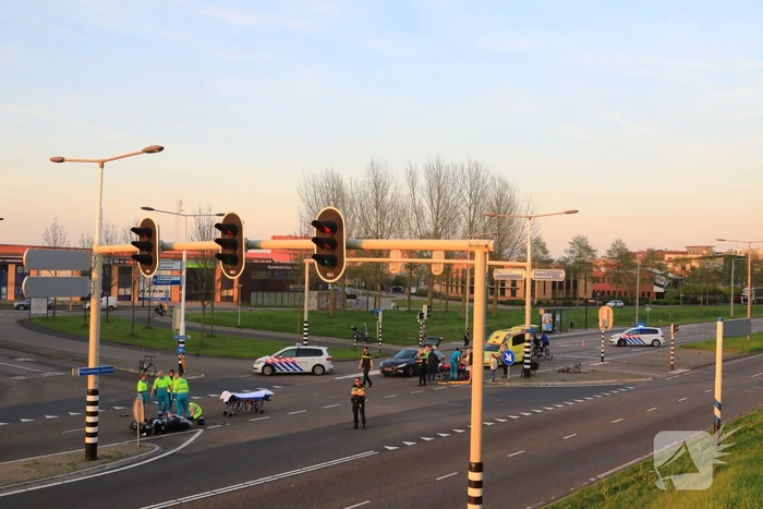 Overstekende fietsster aangereden door motor
