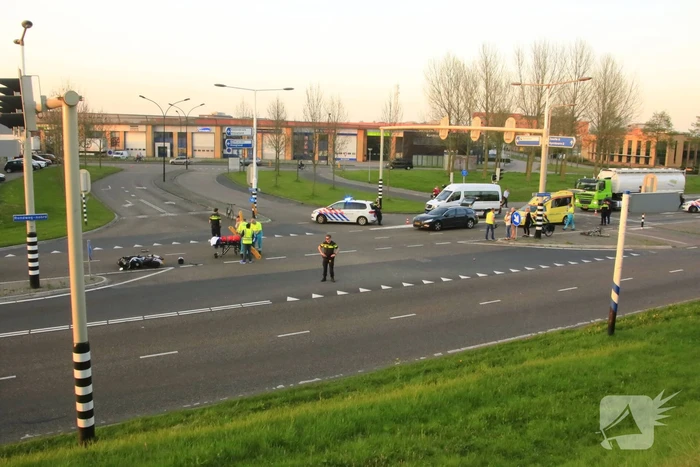 Overstekende fietsster aangereden door motor