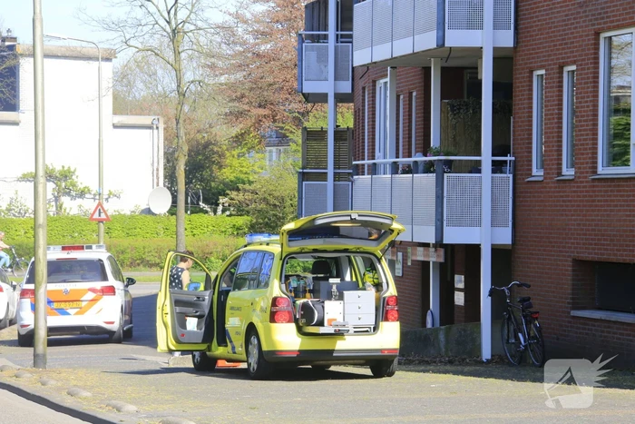 Fietser knalt tegen muurtje