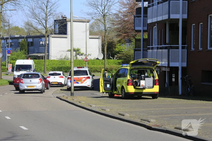Fietser knalt tegen muurtje