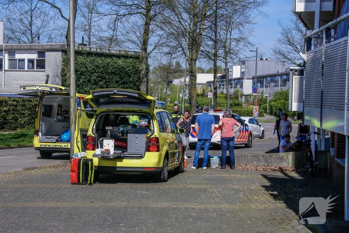 Fietser knalt tegen muurtje