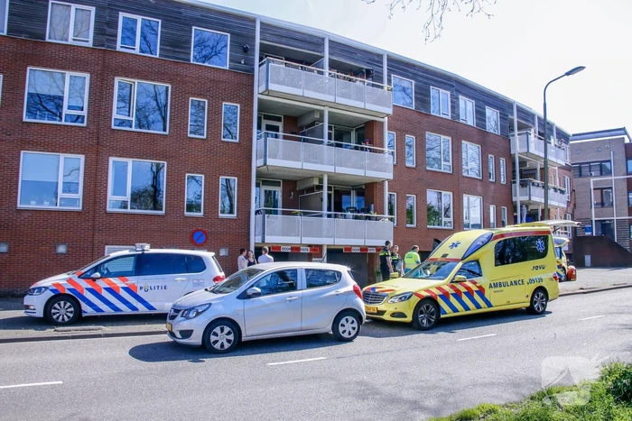 Fietser knalt tegen muurtje