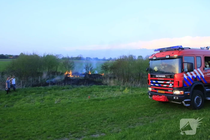 Voorbijgangers treffen  natuurbrand aan