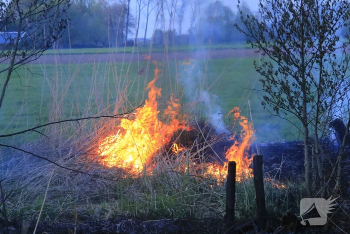 Voorbijgangers treffen  natuurbrand aan
