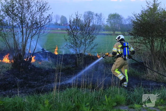 Voorbijgangers treffen  natuurbrand aan