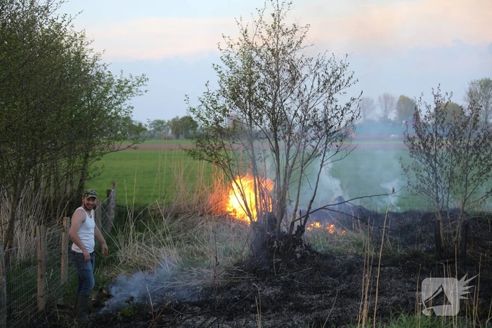 Voorbijgangers treffen  natuurbrand aan