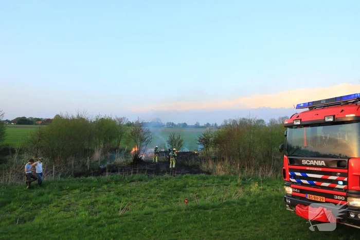 Voorbijgangers treffen  natuurbrand aan