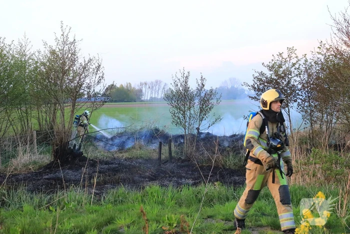 Voorbijgangers treffen  natuurbrand aan
