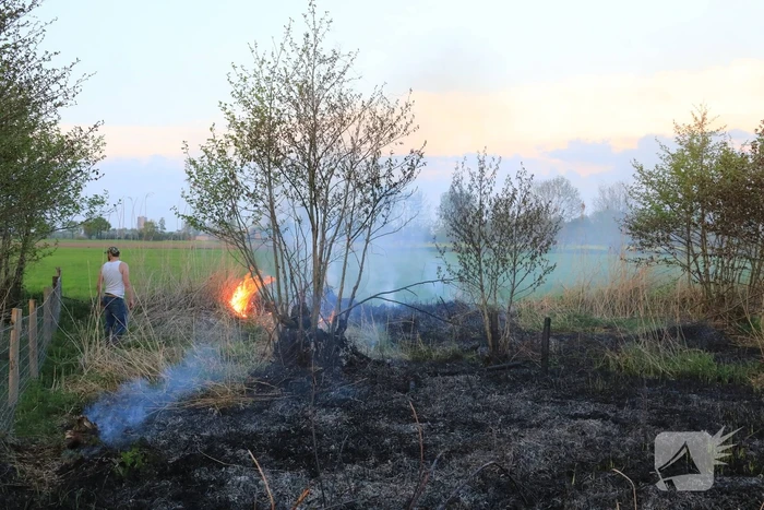 Voorbijgangers treffen  natuurbrand aan