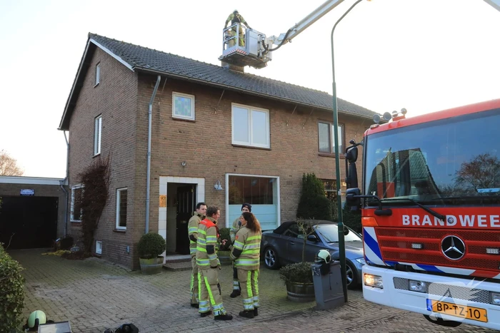 Weg afgesloten door schoorsteenbrand