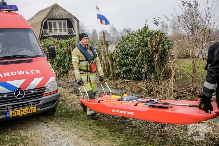 Brandweer redt logeerhond Buck (1,5) uit water De Meent