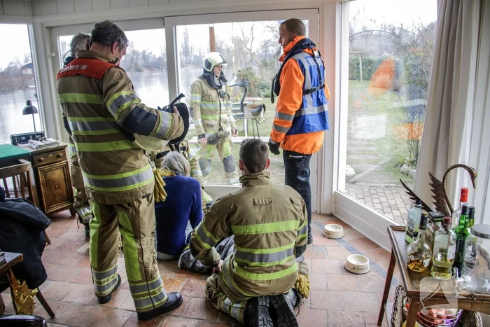 Brandweer redt logeerhond Buck (1,5) uit water De Meent