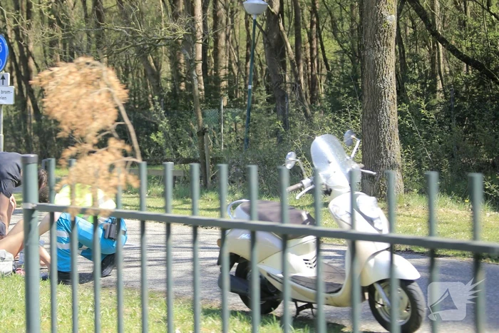 Scooterrijdster onderuit op wegdek