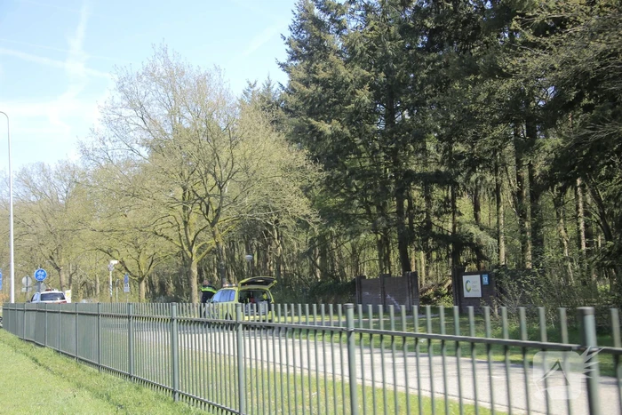 Scooterrijdster onderuit op wegdek