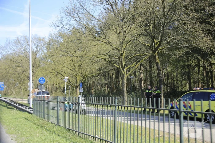 Scooterrijdster onderuit op wegdek