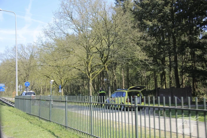 Scooterrijdster onderuit op wegdek