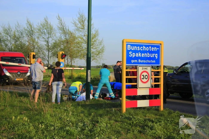 Scooterrijdster rijdt tegen slagboom