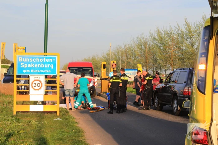 Scooterrijdster rijdt tegen slagboom