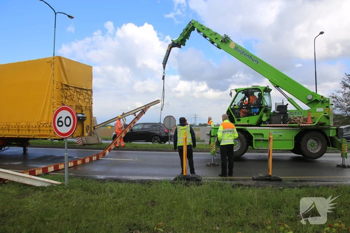 Vrachtwagen ramt hoogtebalk