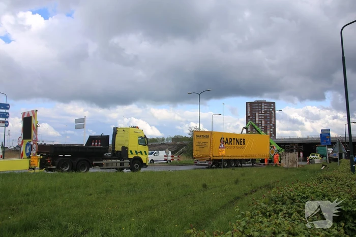Vrachtwagen ramt hoogtebalk