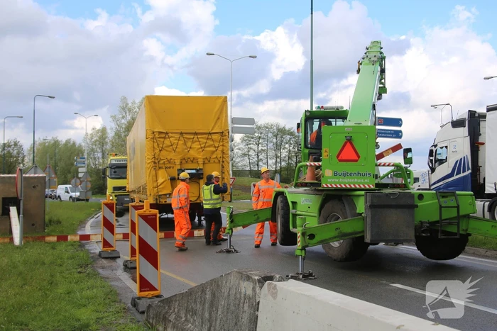Vrachtwagen ramt hoogtebalk