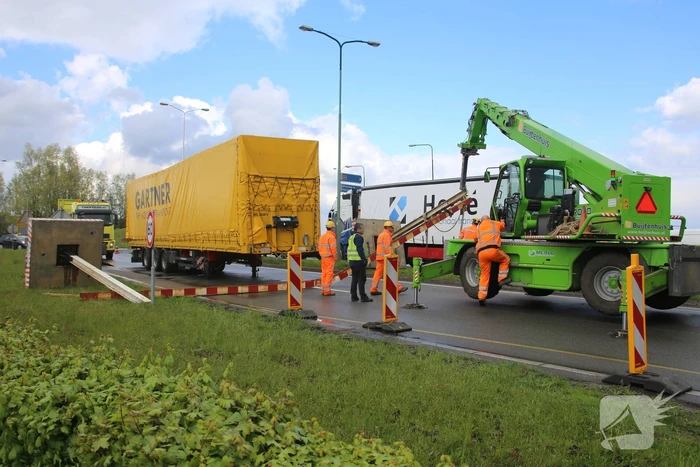 Vrachtwagen ramt hoogtebalk