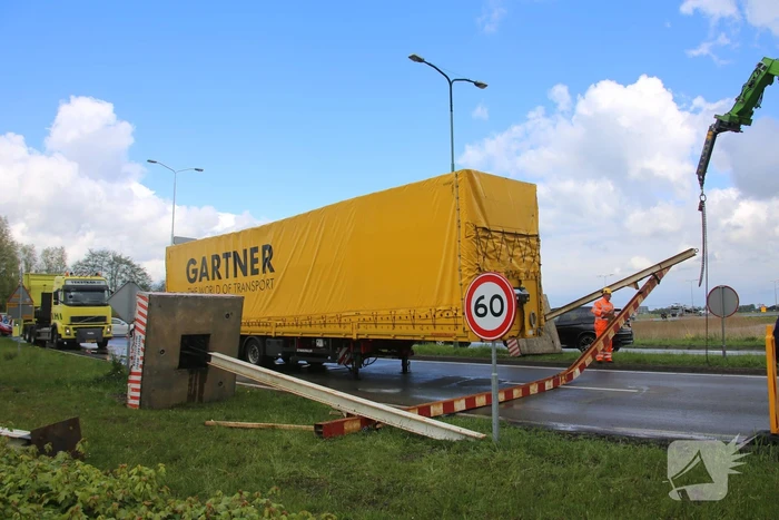 Vrachtwagen ramt hoogtebalk