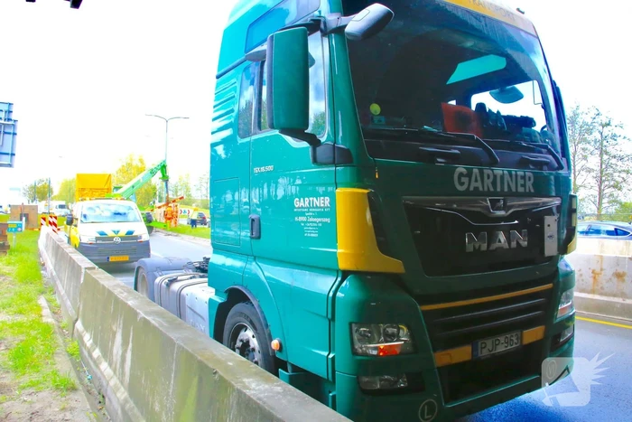 Vrachtwagen ramt hoogtebalk