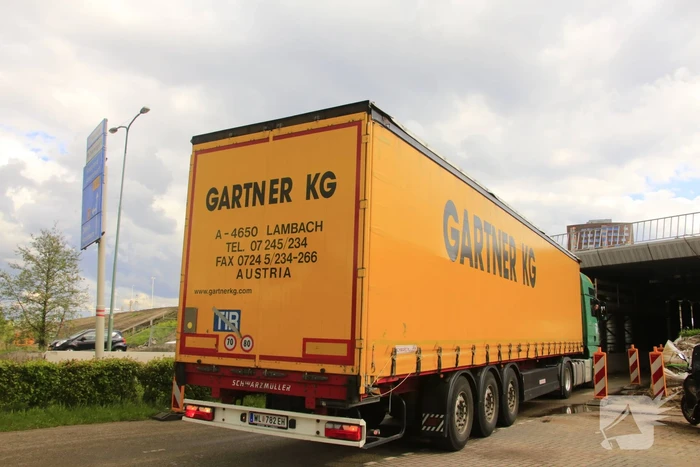 Vrachtwagen ramt hoogtebalk