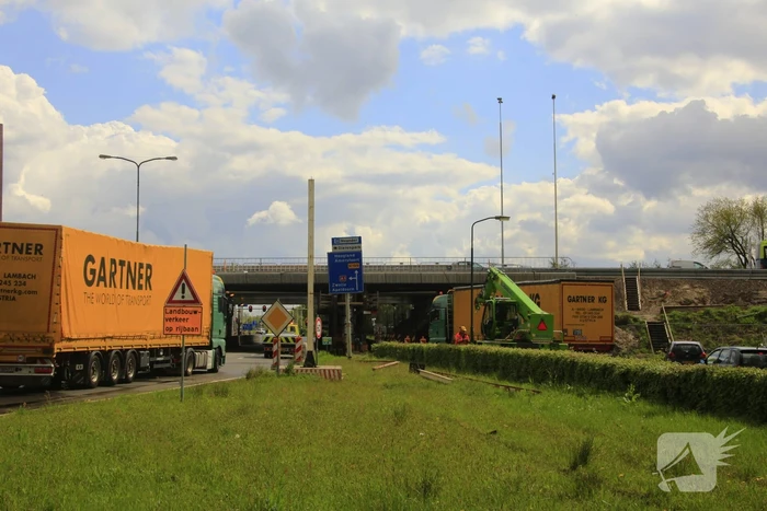 Vrachtwagen ramt hoogtebalk