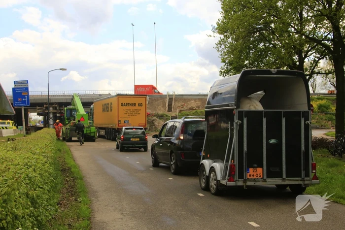 Vrachtwagen ramt hoogtebalk