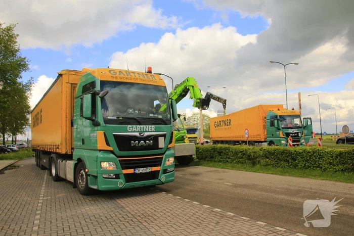 Vrachtwagen ramt hoogtebalk