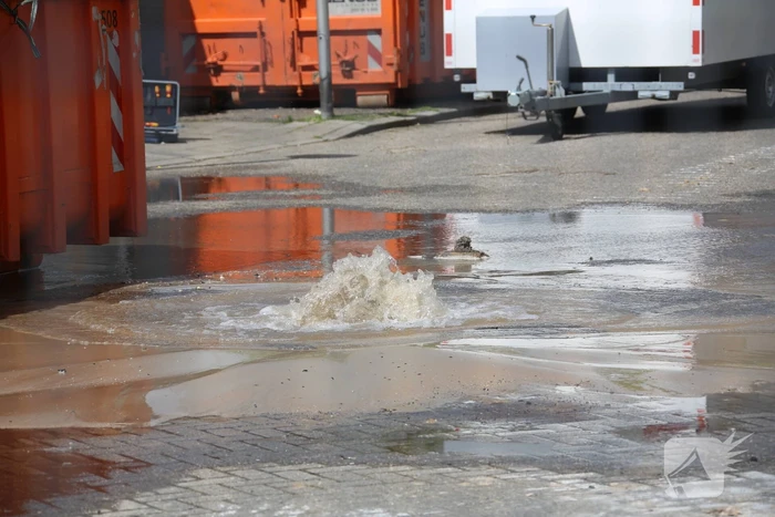Kraan rijdt over waterleiding en zorgt voor waterballet