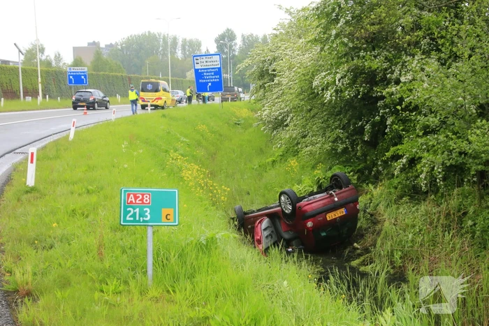 Auto te water geraakt op afrit snelweg