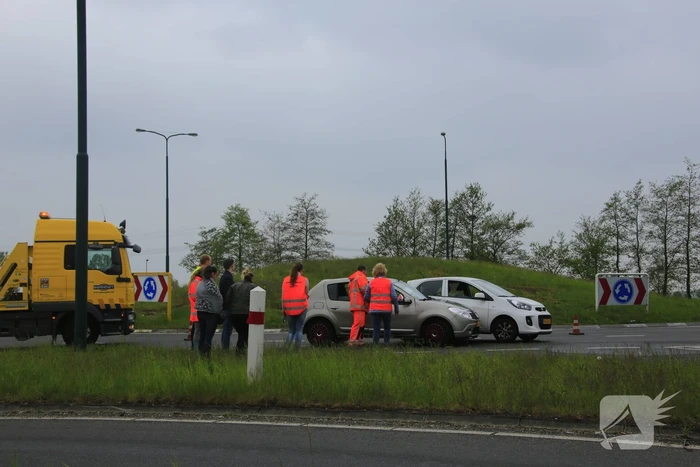Twee auto's botsen op rotonde