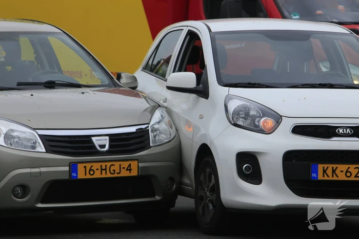 Twee auto's botsen op rotonde