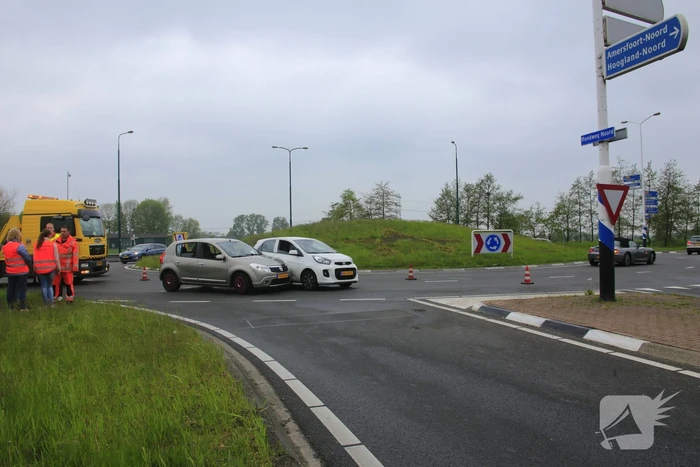 Twee auto's botsen op rotonde
