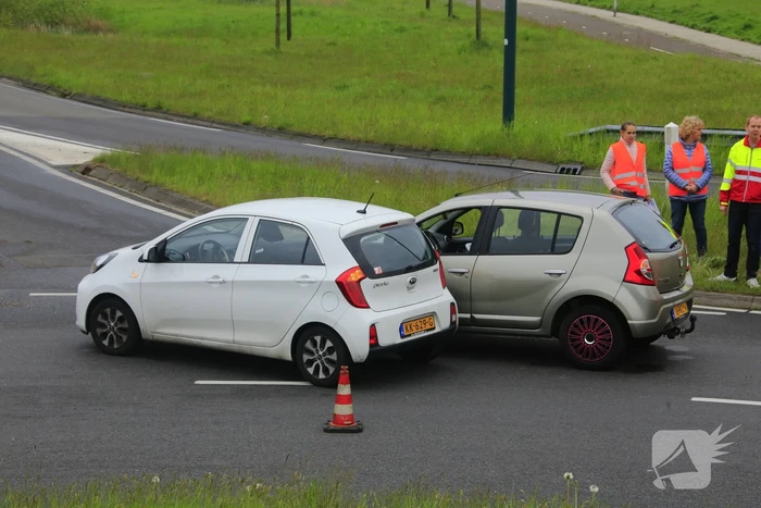 Twee auto's botsen op rotonde