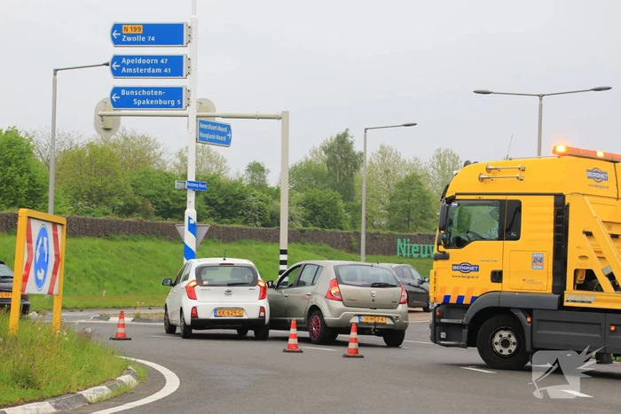 Twee auto's botsen op rotonde