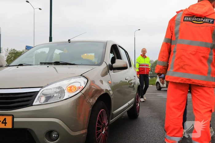 Twee auto's botsen op rotonde