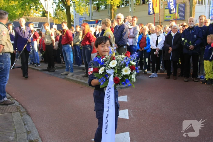 Jong en oud herdenken samen slachtoffers