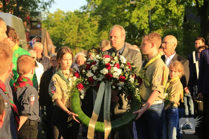 Jong en oud herdenken samen slachtoffers