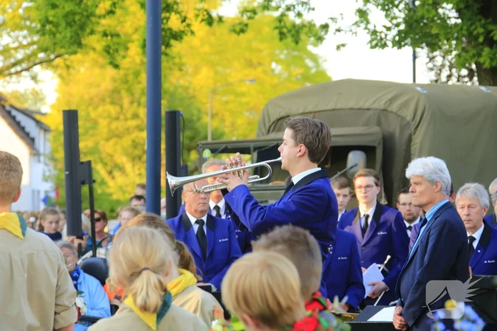 Jong en oud herdenken samen slachtoffers
