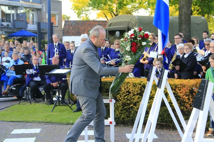 Jong en oud herdenken samen slachtoffers