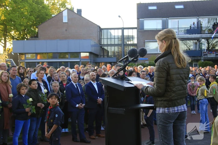 Jong en oud herdenken samen slachtoffers