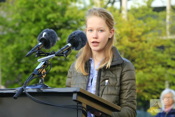 Jong en oud herdenken samen slachtoffers